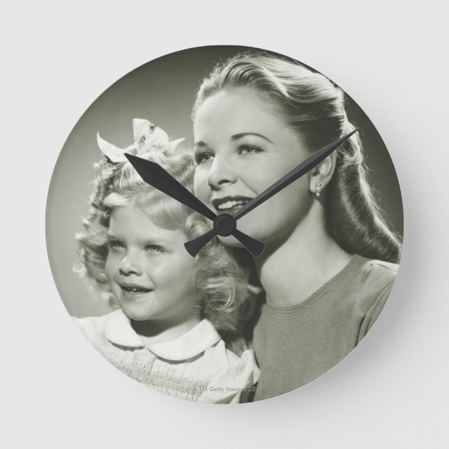 Mor och dotter rund klocka (Framsida)