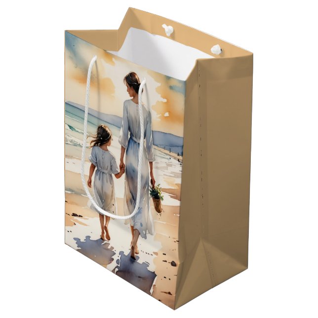 Mor och dotter som går längs stranden (Framsidan Vinklad)