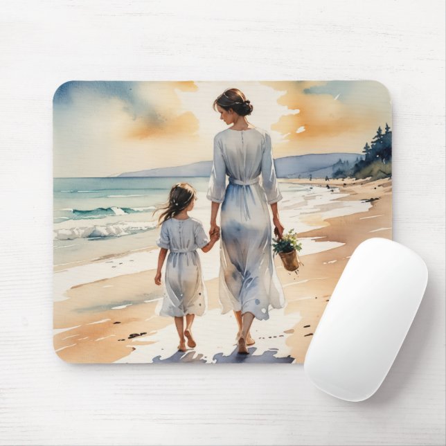 Mor och dotter som går längs stranden musmatta (Med mus)