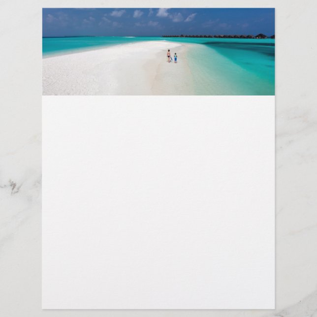 Mor och son på tropisk strand reklamblad (Framsidan)