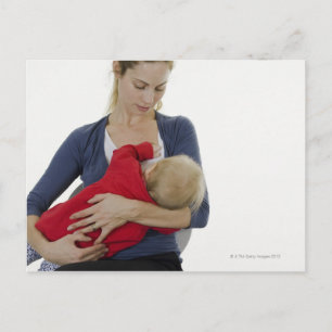 Mor som breastfeeding henne baby. vykort