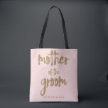 Mor vid den  Rosan i Groom Guld Glitter Tygkasse<br><div class="desc">Mor i Groom-totepåsen är perfekt för stolt mammor att gå runt alla sina tillhörigheter vid möhippan eller huvudevenemanget. Denna  rosa till säcken är försedd med faux guld glitter stil-text framtill. Anpassa de här tonerna med din bröllopsfest medlems namn på framsidan och briden och brudgummens namn och bröllop på baksidan.</div>