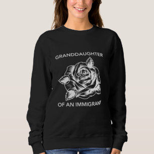 Mordotter till en invandrare med en blomma ispan t shirt