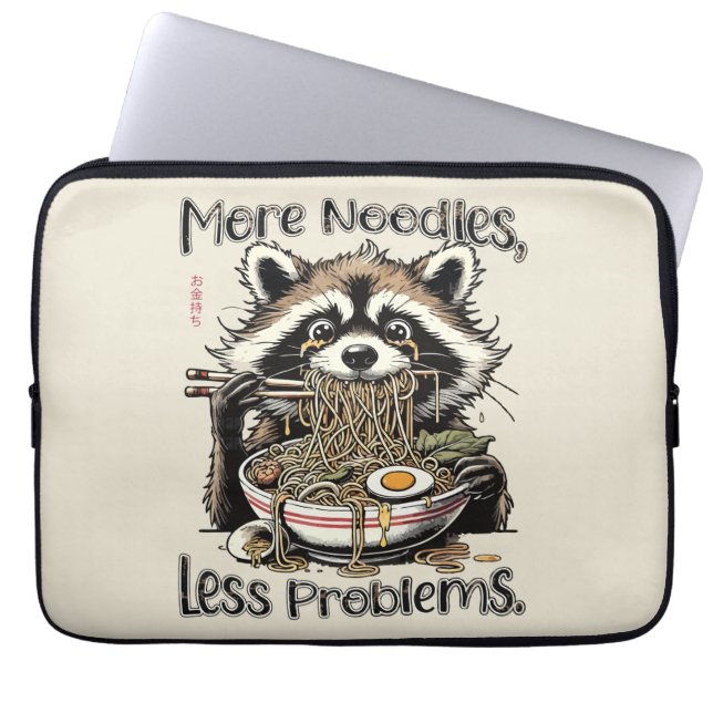 More noodles less problems raccoon eating ramen laptop fodral (Framsidan)