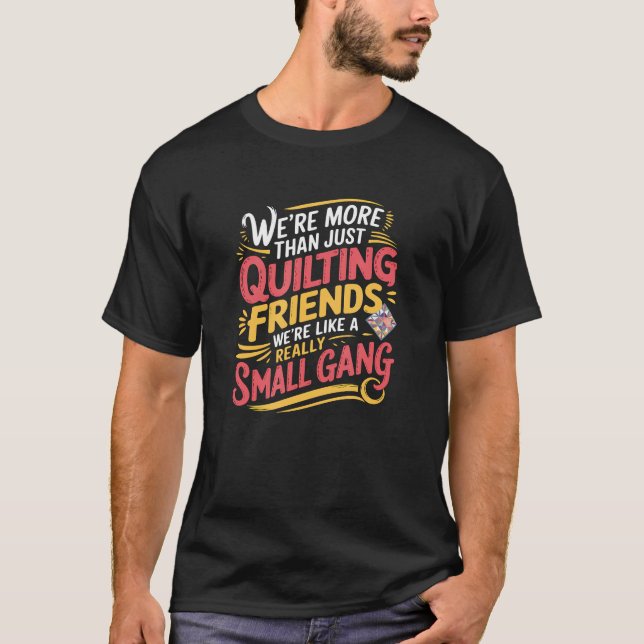 More Than Quilting Friends We'Re A Small Gang ---- T Shirt (Framsida)
