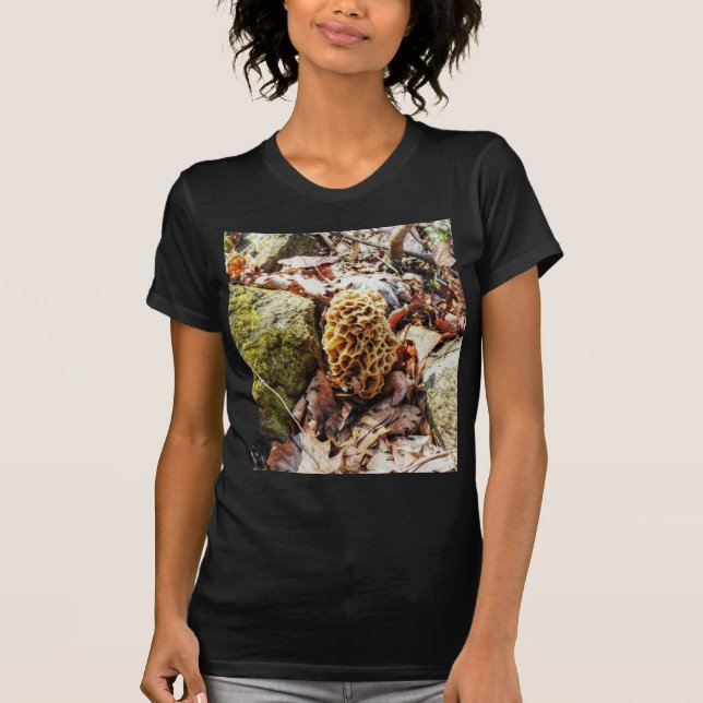 Morel Mushroom i Vilden T Shirt (Framsida)