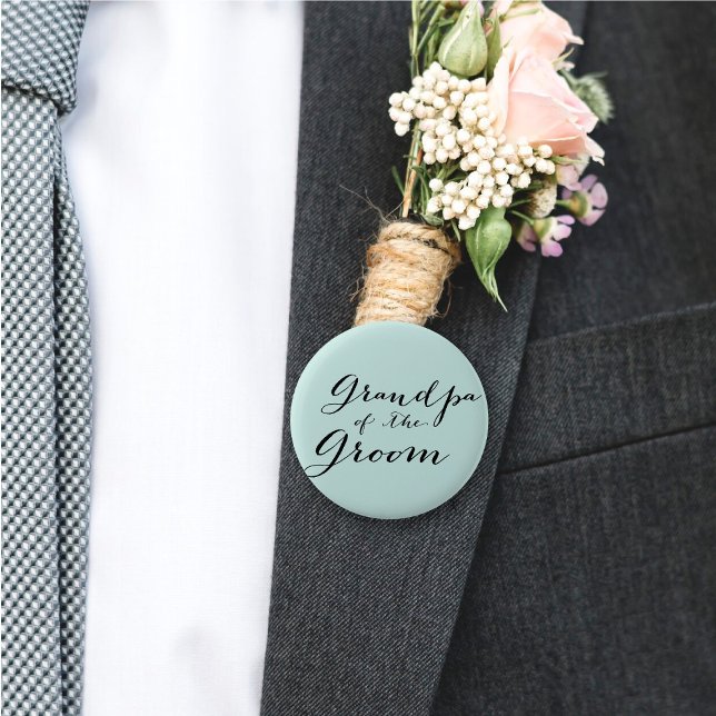 Morfadern av brudgumbröllopbrudens sida knäppas knapp ('Grandpa of the Groom' Classic Script Calligraphy Wedding Bridal Party Button @ fatfatin_blue_knot)