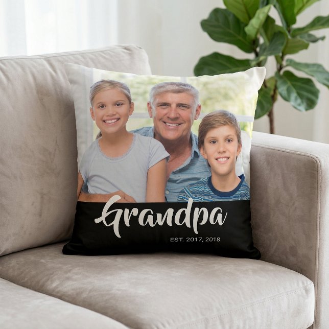 Morfar etablerade svart modernt manus fotoframstäl kudde (Grandpa Established Black Modern Script Photo Throw Pillow)