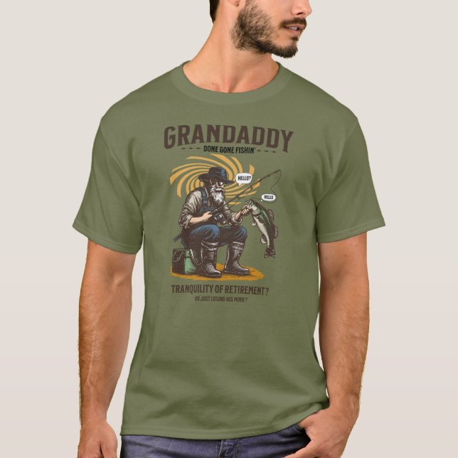 Morfar har gått på fiske – Rolig pensionärsfiske  T Shirt (Framsida)