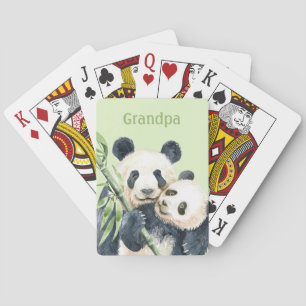 Morfar med morbarn som spelar upp kort Pandabas Casinokort