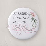 Morfar på Little Wildblomme Flicka Shower Knapp<br><div class="desc">Vi firar din lilla annons med vår "Rosa Wildblomme Flicka Shower Button Pin", en perfekt som tillägg till en babydusch med sin charmerande vildblomma och rosa tema. Den här snyggt designade knappnålen har ord 'Wildblomma' i elegant, klassisk kalligrafi, som är försedd med en delikat vattenfärgsblomma från rosa överst, och lägger...</div>
