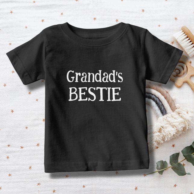 Morfars bästa kompis, söt t shirt (Grandad's bestie, cute baby T-Shirt white text on a black tee)