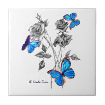 Morffjärilar på svartvita ro belägger med tegel