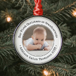 Morföräldrar 1:a julen Baby Photo Black White Julgransprydnad Metall<br><div class="desc">Gratulera till den nyaste familjemedlemmens värdefulla gåva med snyggten "Vår första jul som morföräldrar" runt metall fotodekoration. Könsneutral design är lämplig för barn som är barn eller pojkar från nyfödd bebis. Bild och all text i den här mallen är enkla att anpassa. (IMAGE PLACEMENT TIP: Ett enkelt sätt att centrera...</div>