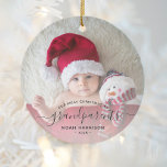 Morföräldrar 1:a julfotopappen, svart skript julgransprydnad keramik<br><div class="desc">Hjälp dem att fira sitt första barnbarn med denna vackra moderna keepsaksdekoration. Den svarta texten lyder "Vår första jul som mor- och farföräldrar", med "mor- och farföräldrar" i ord i handskript för elegant med blommor före och efter. Ersätt enkelt exempelbilden med ditt favoritfoto från nyfödd bebis och lägg till namn...</div>
