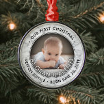 Morföräldrar första jul ett Photo Faux Marble Julgransprydnad Metall<br><div class="desc">Gratulerar till den nyaste familjemedlemmens värdefulla gåva med ett foto från anpassningsbarna "Vår första jul som morföräldrar"... faux marmor runt metall ornament. Bild och alla formuleringar i den här mallen är enkla att anpassa. Den könsneutrala utformningen passar en pojke eller ett barnbarn från nyfödd bebis och har en faux marble...</div>