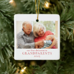 Morföräldrar Första jul-fotot i Nyfödd bebis Julgransprydnad Keramik<br><div class="desc">Den här enkla fotofärgen innehåller enkel text,  ett foto på framsidan och baby namn och födelsestatus på baksidan av prydnadsföremålet. Farföräldrarna i ord kan bytas till "morfar- och mormor" eller valfri formulering. Den här fotodesignen gör att perfekten håller i minnet och firar sina första julklappar som mor- och farföräldrar.</div>