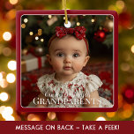 Morföräldrar Första julen Farchild Newborn Julgransprydnad Keramik<br><div class="desc">Morföräldrar Första julfarmor Nyfödd Red Ceramic Ornament: Fira en omhuldad milstolpe med denna vackra prydnadssten, designad för att markera den första julen till din lilla för de stolta morföräldrarna i ditt liv. Framsidan har en härlig bild av baby i en sjudande röd bakgrund med ett klassiskt vitt gräns. Att följa...</div>