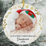 Morföräldrar första julfoto julgransprydnad keramik<br><div class="desc">Den här eleganten håller morföräldrar vid jul Ornament dekoreras med guld blad på vit bakgrund. Anpassade enkelt med baby bild och år. Observera att de små vita stjärnorna inte ingår i designen. Ursprunglig vattenfärg © Michele Davies.</div>