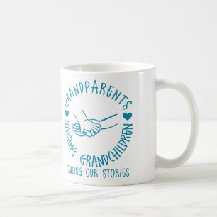 Morföräldrar som lyfter barnbarn kaffemugg