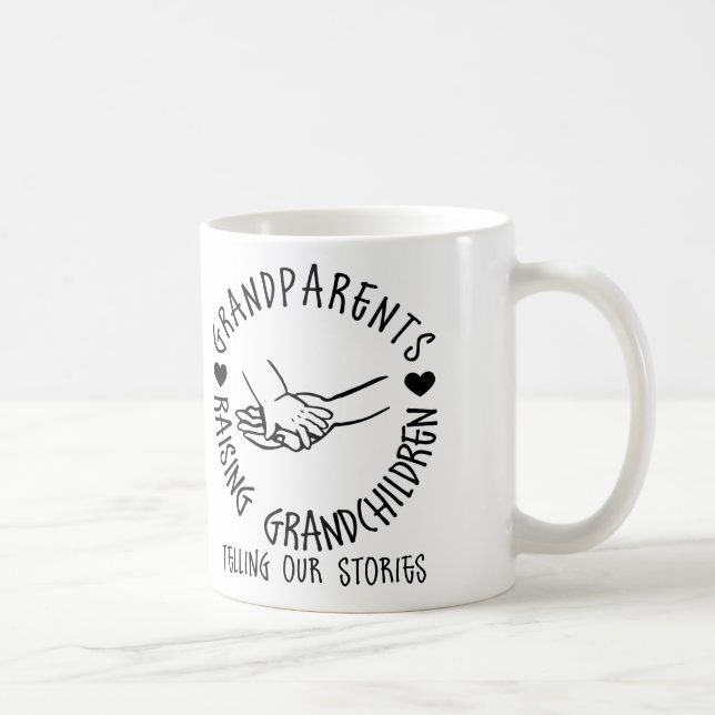 Morföräldrar som lyfter barnbarn kaffemugg (Höger)