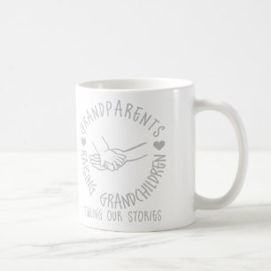 Morföräldrar som lyfter barnbarn kaffemugg