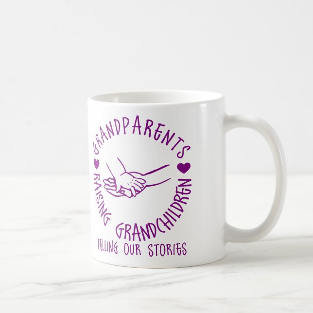 Morföräldrar som lyfter barnbarn kaffemugg (Höger)