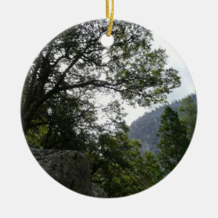 Morgon på leden till Vernal Falls i Yosemite Julgransprydnad Keramik