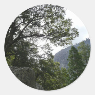 Morgon på spåret till Vernal Falls i Yosemite Runt Klistermärke