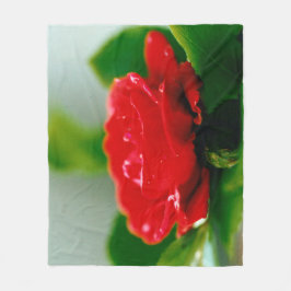 Morgon röd ros täckt med daggdroppar fleecefilt