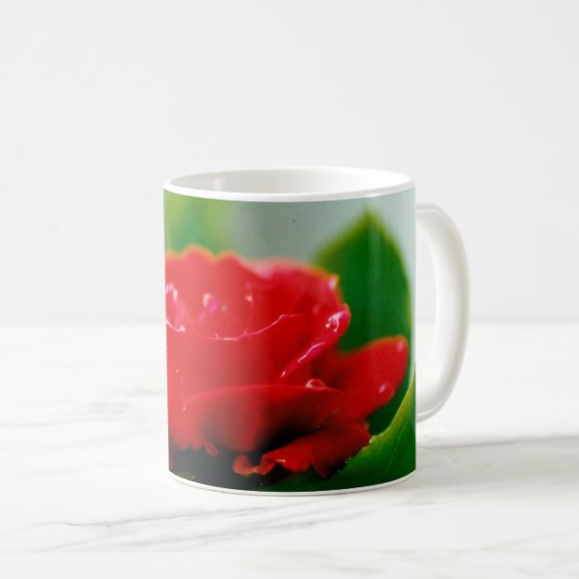 Morgon röd ros täckt med daggdroppar kaffemugg (Framsida höger)