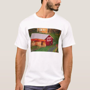 Morgonbestyr på gården. USA, Vermont, T-shirt