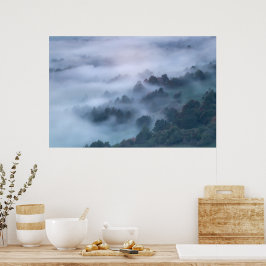 Morgondunst rullar genom träden poster