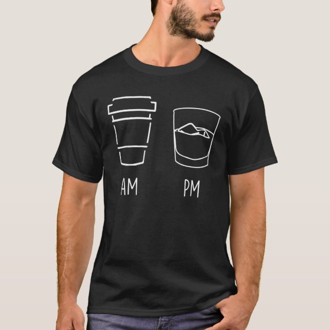 Morgonkaffe AM Whiskey PM i kvällsappan T Shirt (Framsida)