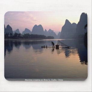 Morgonkorsning på floden Li, Guilin, china Musmatta
