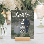 Mörk 2 Photo Bröllop QR-kodskript, Bordsnummer<br><div class="desc">Lägg till en personlig som avslutar beröring till dekorationer för bröllopsmottagning med bordsnummer för anpassningsbar och QR-kod. Bilder och formuleringar är enkla att anpassa och kan vara olika eller desamma på framsidan och baksidan. Byt "fånga kärlek" till "smekmånadsfond", "speciellt tack", "meny", "vår kärlek-artikel" eller annan text som du väljer. (IMAGE...</div>