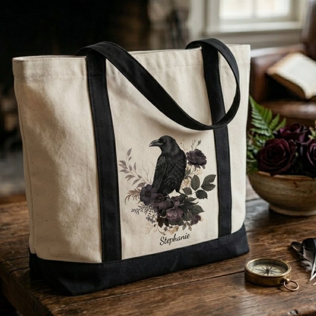 Mörk Academia Korp och Svarta Rosor Tygkasse (A stylish raven and roses tote bag for a student heading to class or a cafe.)