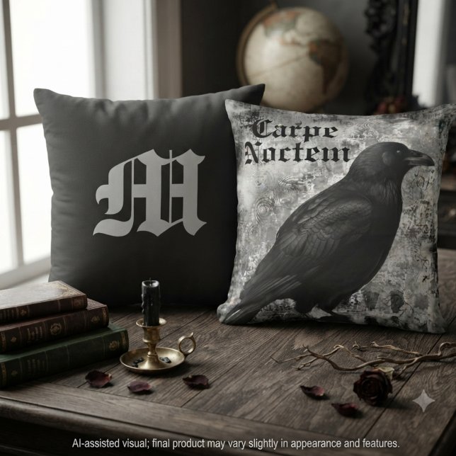 Mörk akademisk onyx gotisk korp kudde (Gothic raven throw pillow for dark academia fans and moody home decor styling.)