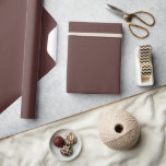 Mörk Auburn Brown Solid Färg Presentpapper<br><div class="desc">Fast färg som är papper i ett stort antal färger för alla dina bröllop och duschgåvor. Färger för 2025 är mörk och djärv,  och det är vad ni kommer att finna i mina senaste konstruktioner med färg namn från olika designföretag.</div>