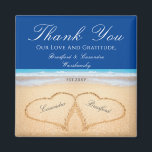 Mörk blått Beach 2 Hearearerna i Sand Bröllop Magnet<br><div class="desc">Mörk blått Beach Wedding 2 Hearts på Sand bröllop pappra tallriken. Beach bröllopsprodukter finns på en stor mängd produkter för perfektens anpassningsbar-badbröllop.</div>