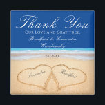 Mörk blått Beach Wedding 2 Hjärter i Sand Magnet<br><div class="desc">Denna Mörk blått Beach Wedding 2 Hearts i Sand Magnet är en bröllopsförmån för perfekten. Våra Blue Hearts på Beach-bröllopsprodukterna finns på en mängd produkter för perfektens anpassningsbar-bröllop.</div>