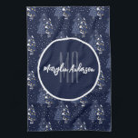 MÖRK BLÅTT CHRISTMAS WINTER FOREST MONOGRAM KÖKSHANDDUK<br><div class="desc">Med den här unika designen och trendiget kan du lägga till lite roligt till din dagliga upplevelse. Ha roligt med den här utformningen och många kärlek.</div>