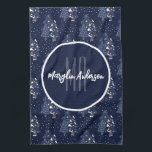 MÖRK BLÅTT CHRISTMAS WINTER FOREST MONOGRAM KÖKSHANDDUK<br><div class="desc">Med den här unika designen och trendiget kan du lägga till lite roligt till din dagliga upplevelse. Ha roligt med den här utformningen och många kärlek.</div>
