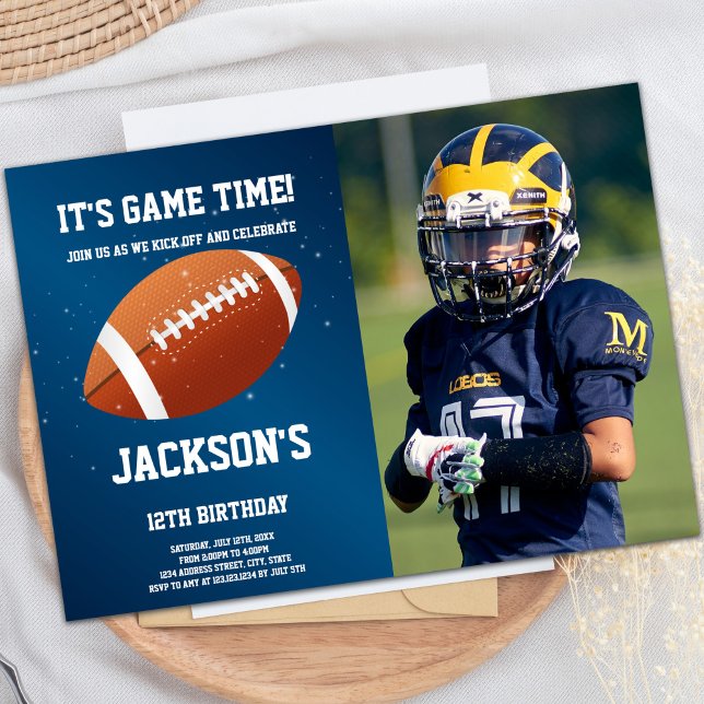 Mörk blått inbjudningar till fotbollsdagen med fot (Dark Blue Football Birthday Invitations with photo)