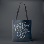 Mörk blått Monogram Mor i marschen Luster Tygkasse<br><div class="desc">Mörk blått vattenfärgsdesign i marinen,  med Silver Gnistra Typografi och vacker vattenfärgsbakgrund i struktur. Med Modern Chic Script Typsnitt. Ett trendig och Luxurious stil - Personlig Monogram Budens mamma Tote bags! ~ Kolla min butik för att se hela bröllop-svit för den här designen!</div>