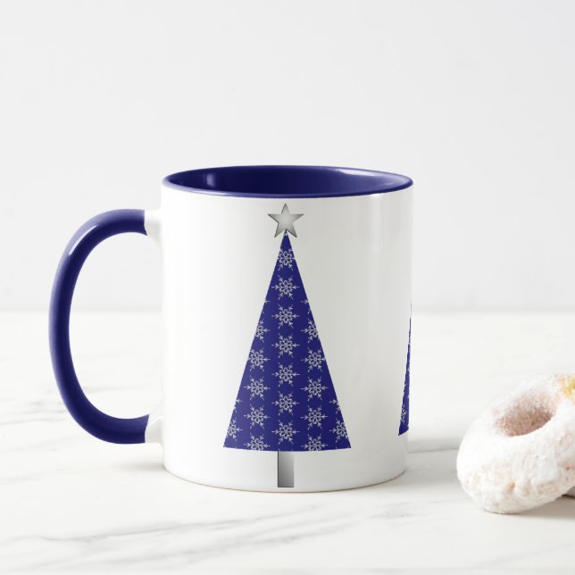 Mörk blått och Silver Snöflingor Julgran Mugg (Med munk)