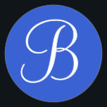 Mörk blått och vita monogrammade kuvertförseglinga runt klistermärke<br><div class="desc">Sätt den avslutande beröringen på dina bröllopsinbjudningar, spara datumkorten eller annan korrespondens med anpassningsbarnas kuvertförseglingar. Du kan också använda dem som bröllopsfavoritetiketter eller presentmärkre. Dessa bröllop-dekaler har en vit monograminledning på mörk blått bakgrund. Du kan enkelt lägga till en egen inledande produkt på produktordersidan för att anpassa den. Se till...</div>