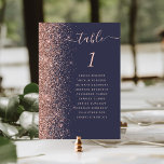 Mörk blått Ro Guld Glitter Bröllop Bordsnummer<br><div class="desc">Det moderna kortet för bordsnummer i bröllop som är lämnat kant i eleganten har ett faux glitter guld i ro. Ord "bord" visas i  handskriftsskript i ro rosa på mörk blått bakgrund. Lägg till namnen för de gäster som tilldelats varje bord.</div>