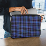 Mörk blått Scottish Tartan Laptop Fodral<br><div class="desc">Modern plaid mönster laptop sleeve mörk blått med svarta och vita accenter.</div>