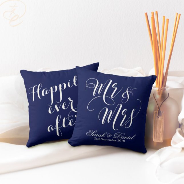 Mörk blått White Mr & Mrs Bröllop Keepie Pillow Kudde (Mr and Mrs wedding keepsake pillow, happily ever after design By TheDesignsEnchanted)